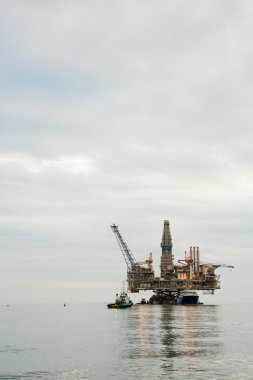 petrol sondaj platformu denizde çekiştirdi