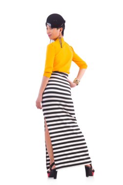 Beyaz üzerine şık kıyafetler giyen bir manken.