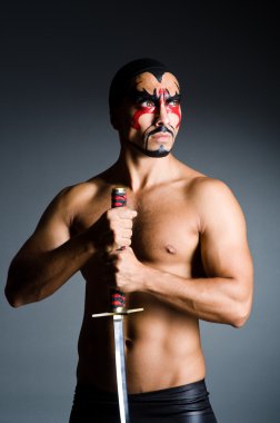 Erkek kılıç ve yüz boyama ile