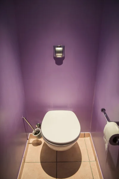 Toilettensitz im modernen Zimmer — Stockfoto