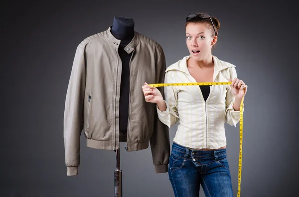 Kvinnan skräddare arbetar med kläder — Stockfoto