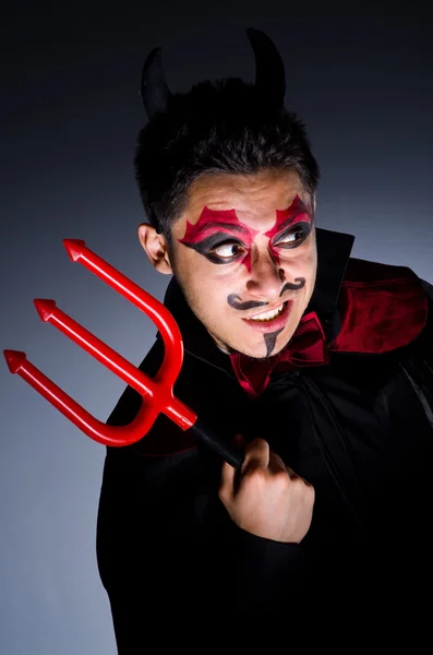 Homem disfarçado de diabo no conceito de Halloween — Fotografia de Stock