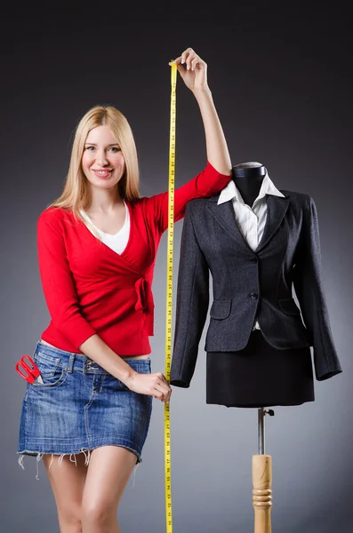 Vrouw op maat die aan kleding werkt — Stockfoto