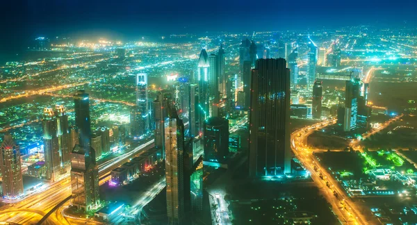 Edificio Dubai en la iluminación nocturna —  Fotos de Stock