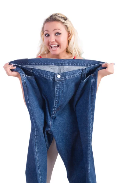 Kvinna i bantningskoncept med stora jeans — Stockfoto