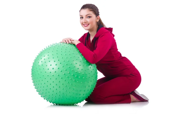 Mladá žena s míčkem cvičení na bílém — Stock fotografie
