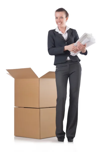 Жінка-бізнес-леді з коробками на білому — стокове фото