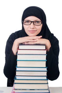 Kitapları olan genç Müslüman kız öğrenci.