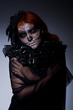 karanlık odada korkunç canavar