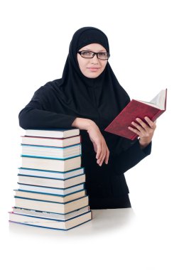 Kitapları olan genç Müslüman kız öğrenci.