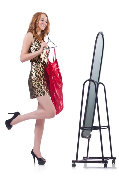 Mujer con espejo probando ropa nueva — Foto de Stock