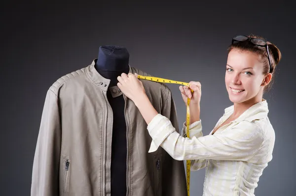 Mulher alfaiate trabalhando em roupas — Fotografia de Stock