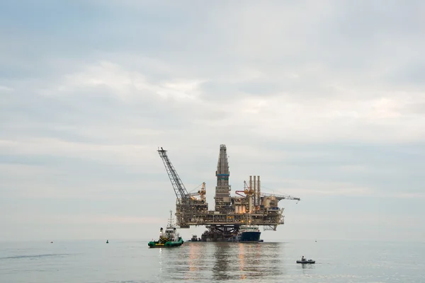 Plataforma petrolífera siendo arrastrada en el mar — Foto de Stock