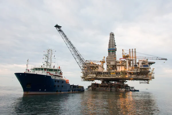 Equipamento de petróleo a ser puxado no mar — Fotografia de Stock