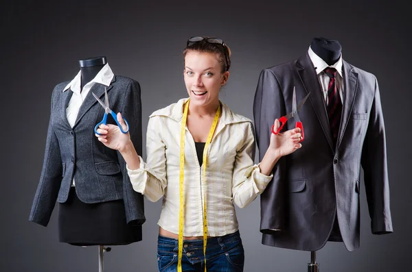 Mulher alfaiate trabalhando em roupas — Fotografia de Stock