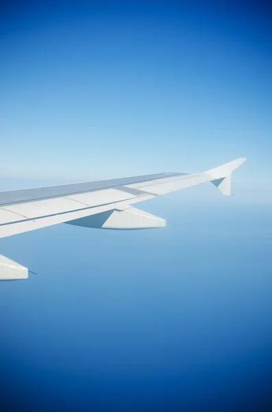 Ala dell'aereo fuori dalla finestra — Foto Stock