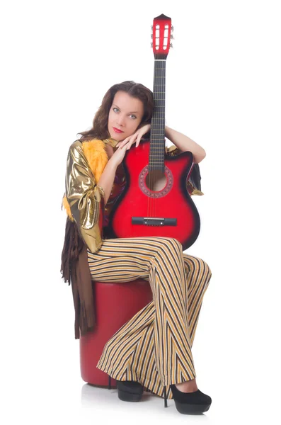 Mujer con guitarra en ropa mexicana — Foto de Stock