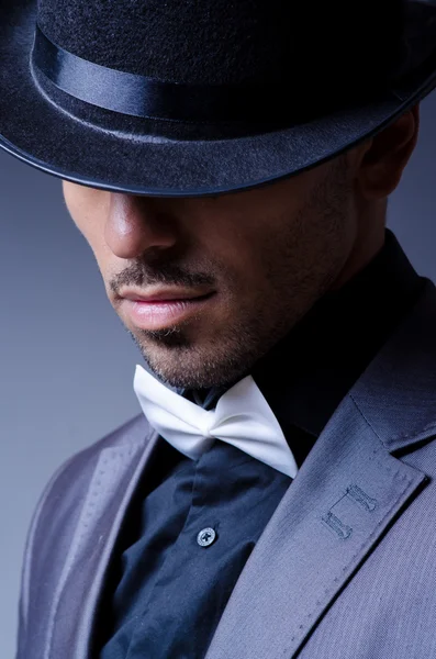 Homme d'affaires dans l'ancien chapeau de style — Photo