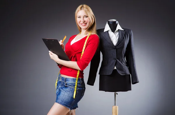 Mulher alfaiate trabalhando em roupas — Fotografia de Stock