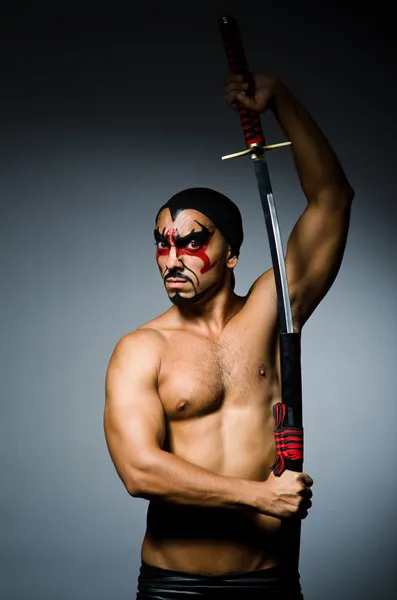 Erkek kılıç ve yüz boyama ile — Stok fotoğraf