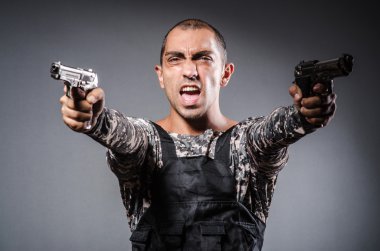 koyu arka plan karşı silahlı asker