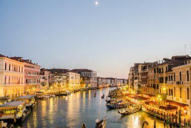 Venice, İtalya - 30 Haziran: rialto Bridge görünümü üzerinde 30 Haziran 201
