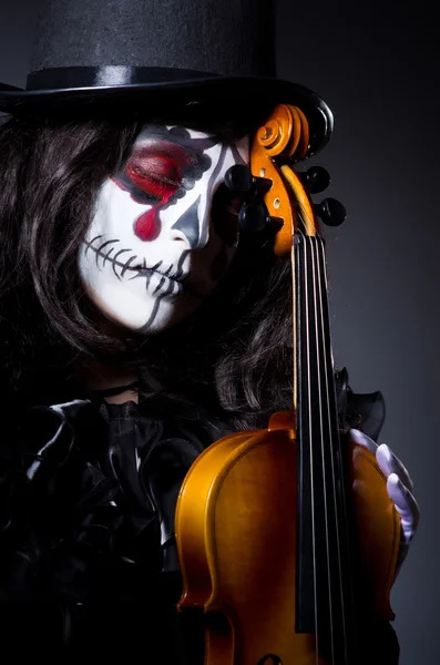 Monstro tocando violino no quarto escuro — Fotografia de Stock