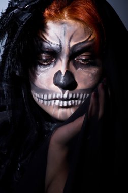 karanlık odada korkunç canavar