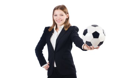 Beyazlar üzerinde futbol oynayan iş kadını