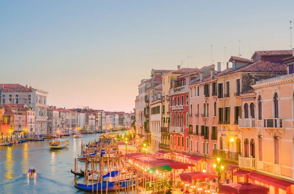 Venedig, Italien - 30 juni: utsikten från rialto-bron på den 30 juni, 201 — Stockfoto