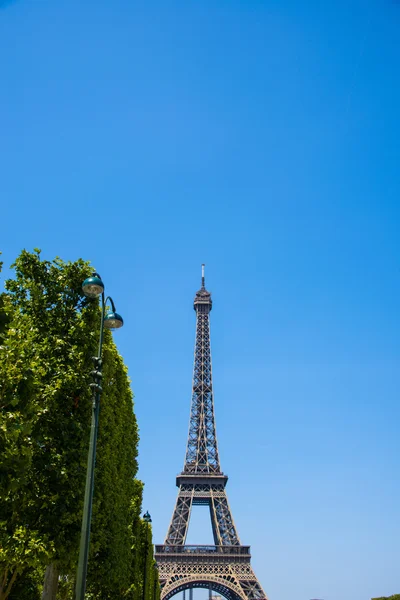 Eiffel tower on bright summer day — Stock Photo, Image