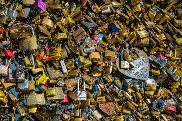 Paris köprüsünde aşk kilitleri — Stok fotoğraf