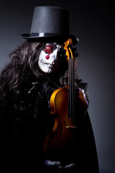 Monster spela fiol i mörkt rum — Stockfoto