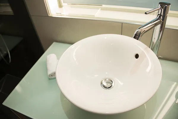 Modernes Waschbecken im Badezimmer — Stockfoto