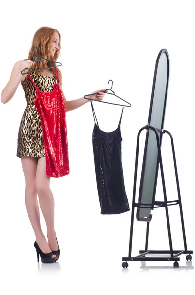 Žena se zrcadlem zkouší nové oblečení — Stock fotografie