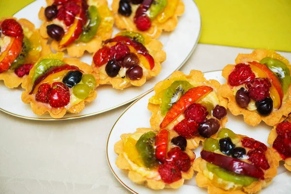 Dulces sabrosos en el plato —  Fotos de Stock