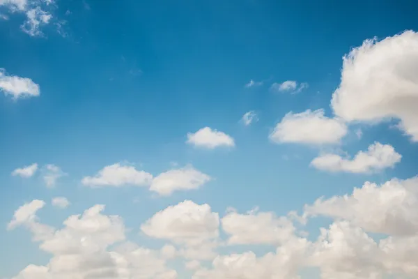 Wolkenbild des strahlend blauen Himmels — Stockfoto