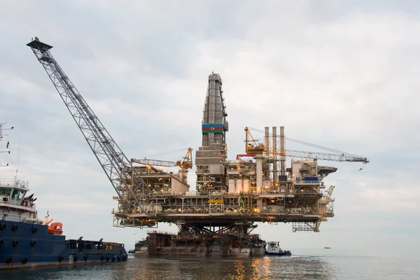 Plataforma petrolífera siendo arrastrada en el mar — Foto de Stock