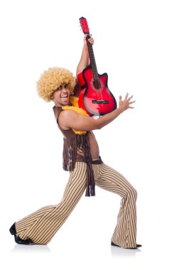 üzerinde beyaz izole erkek gitarist