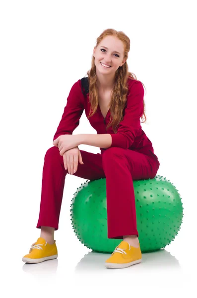 Frau trainiert mit Schweizer Ball auf Weiß — Stockfoto