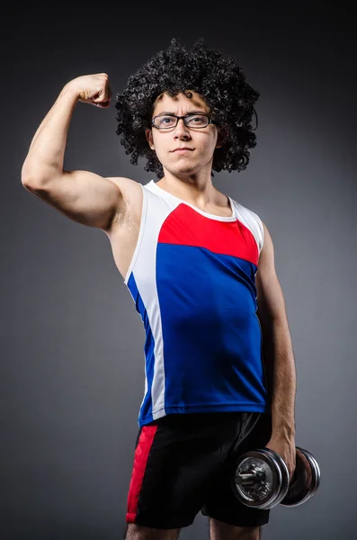 Hombre divertido haciendo ejercicio con pesas — Foto de Stock