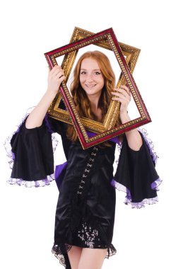 Beyaz çerçeveli bir kadın.