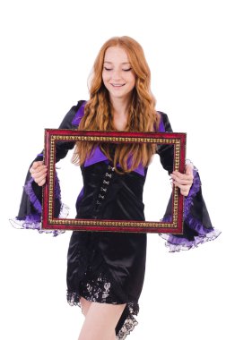 Beyaz çerçeveli bir kadın.