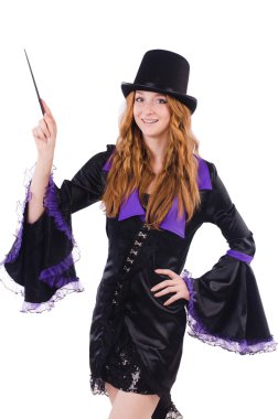 Kadın sihirbaz beyazların arasında.