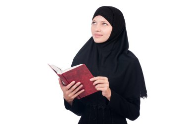 Kitapları olan genç Müslüman kız öğrenci.