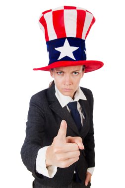 Beyaz üzerinde Amerikan sembolleri olan genç bir kadın.