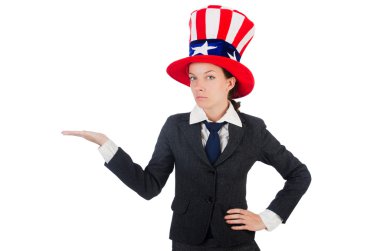Beyaz üzerinde Amerikan sembolleri olan genç bir kadın.
