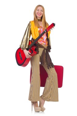 Uzun gitarist beyaz üzerine izole