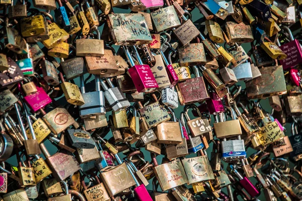 Fechaduras de amor na ponte de Paris — Fotografia de Stock