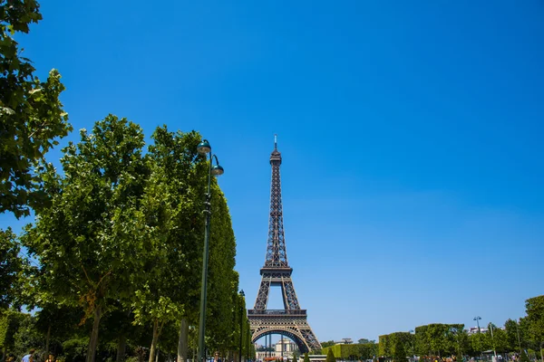 Eiffeltoren op heldere zomerdag — Stockfoto